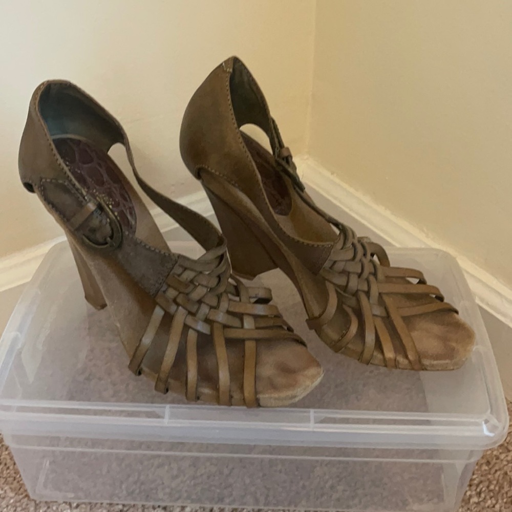 Women’s shoes